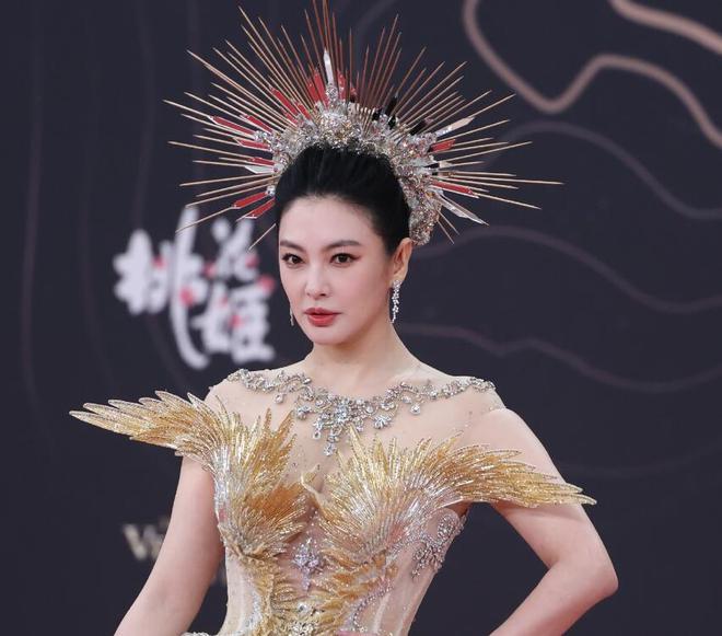 了赵丽颖疲惫张颂文不受风波影响！米乐m6星光大赏红毯生图：唐嫣胖(图9)