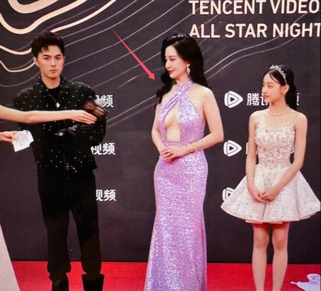 唐嫣高定黑裙却被压轴的赵丽颖抢镜m6米乐澳门这天：张萌开胸礼服(图13)
